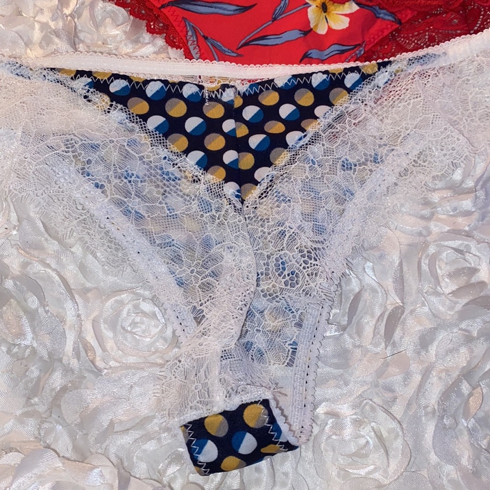 . 5 pairs of lace lined cheeky panties! Size medium! - Picture 4 of 4